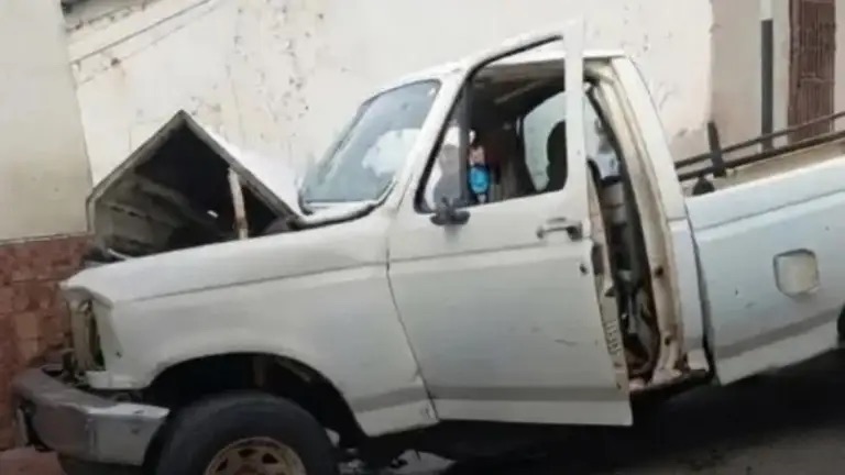 Camioneta sin frenos chocó contra una casa en Trujillo: el conductor falleció y su hija resultó herida