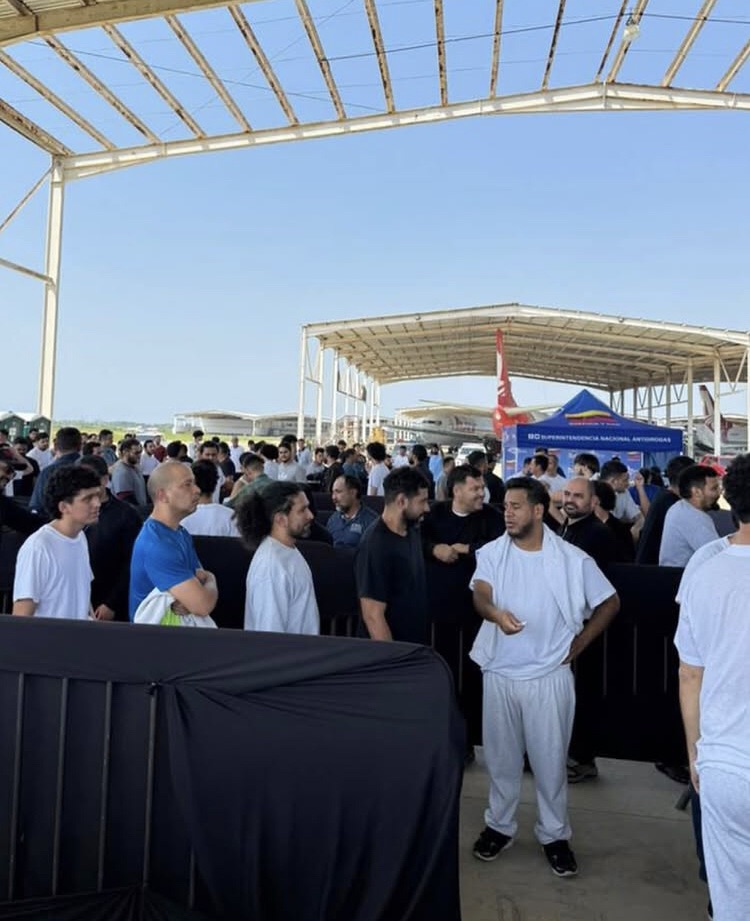 Más de 300 venezolanos deportados desde Estados Unidos llegaron a Barcelona