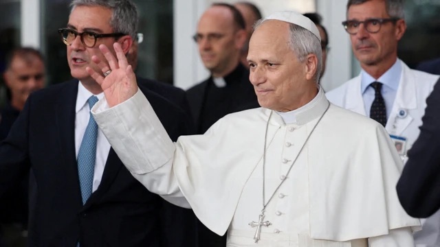 El papa León XIV recibió el alta hospitalaria y regresa al Vaticano