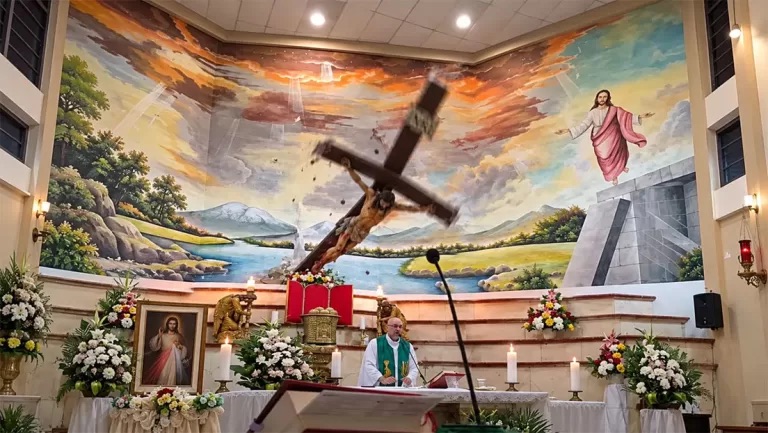 Tragedia en Ecuador: Sacerdote murió tras caerse una cruz de madera durante una misa&nbsp;[Vídeo]