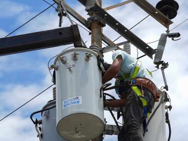 habilitan líneas telefónicas para recibir reportes de fallas eléctricas en&nbsp;&nbsp;Barcelona&nbsp;