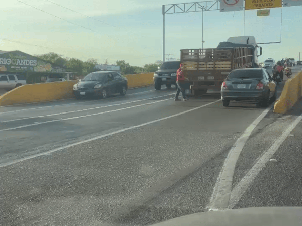 Camión de carga pesada es captado en el elevado del Crucero de&nbsp;Lechería