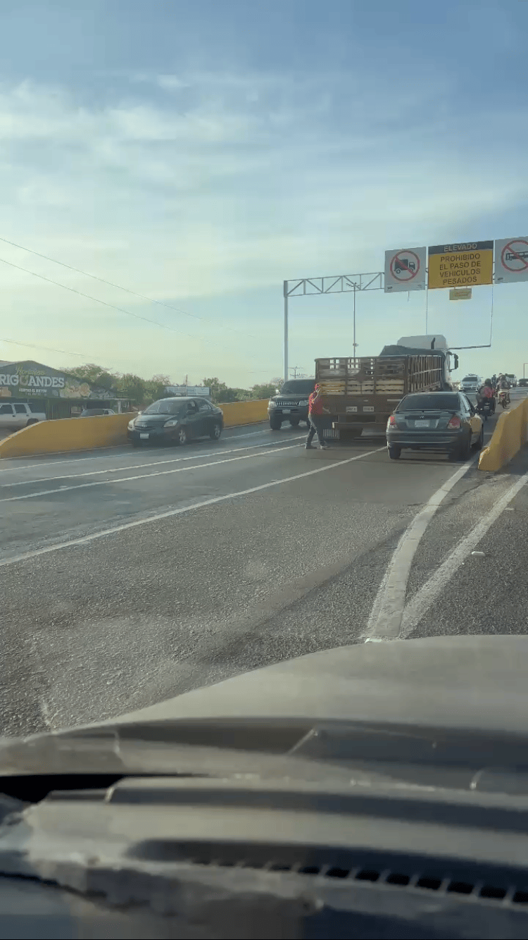 Camión de carga pesada es captado en el elevado del Crucero de&nbsp;Lechería