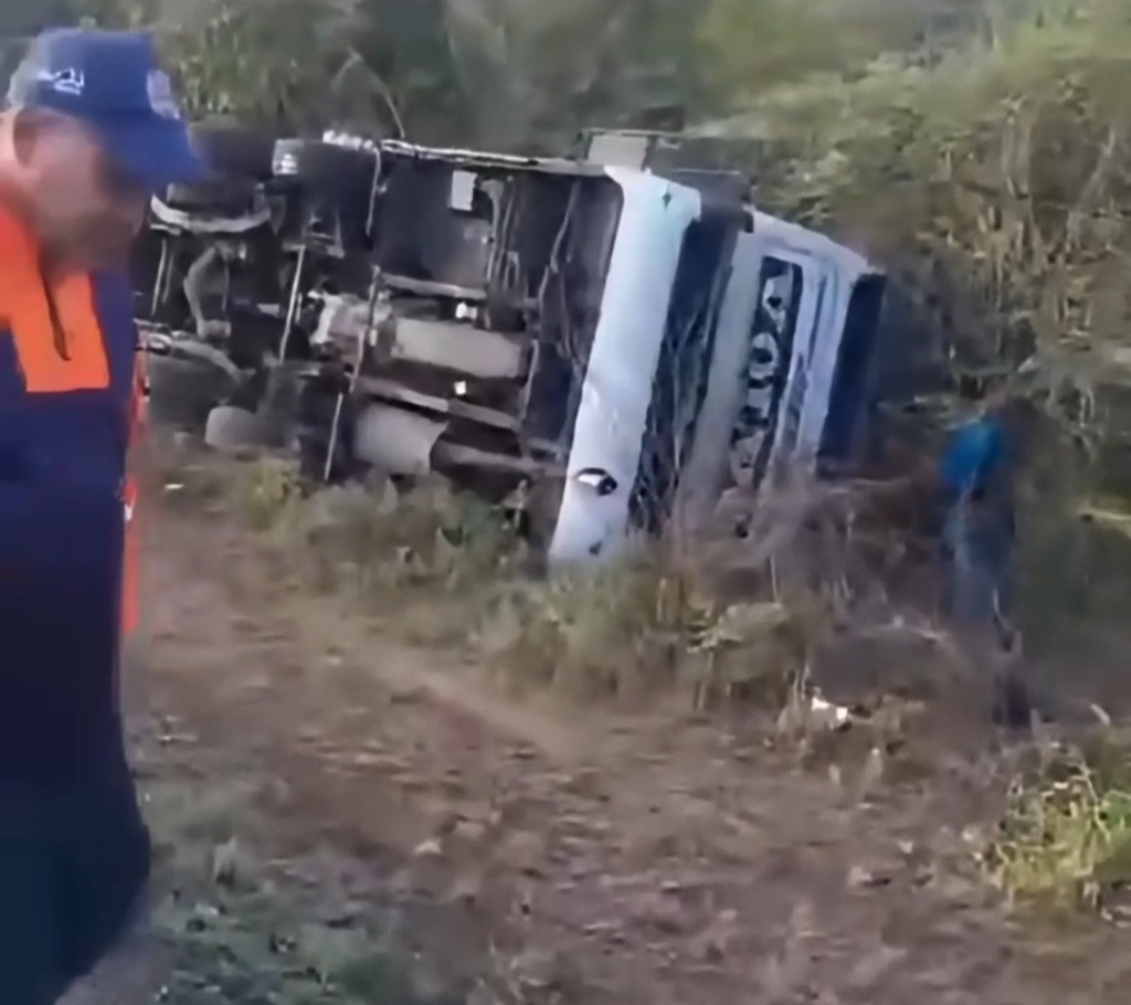 Autobús con pasajeros que iban a un día de playa volcó en Falcón