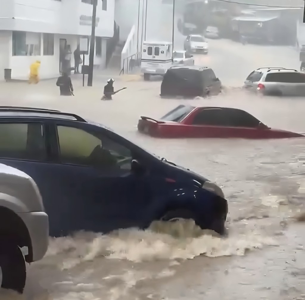 Fuertes lluvias generan inundaciones y crecidas de quebradas en Miranda y&nbsp;Caracas