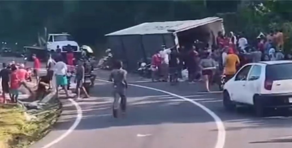 Volcó una gandola cargada de atún en Guanta y fue saqueada en minutos