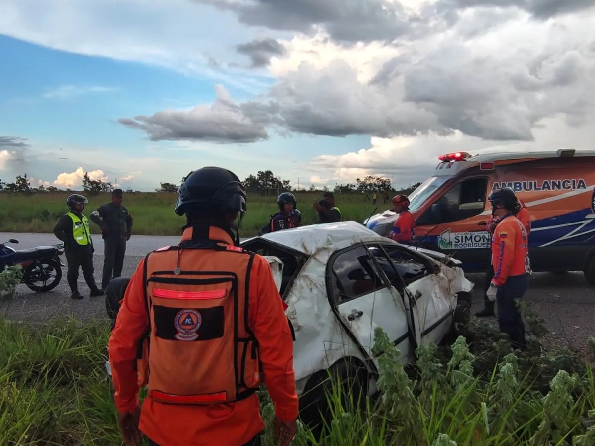 Cuatro personas resultaron heridas tras volcamiento en la vía El&nbsp;Tigre–Cantaura