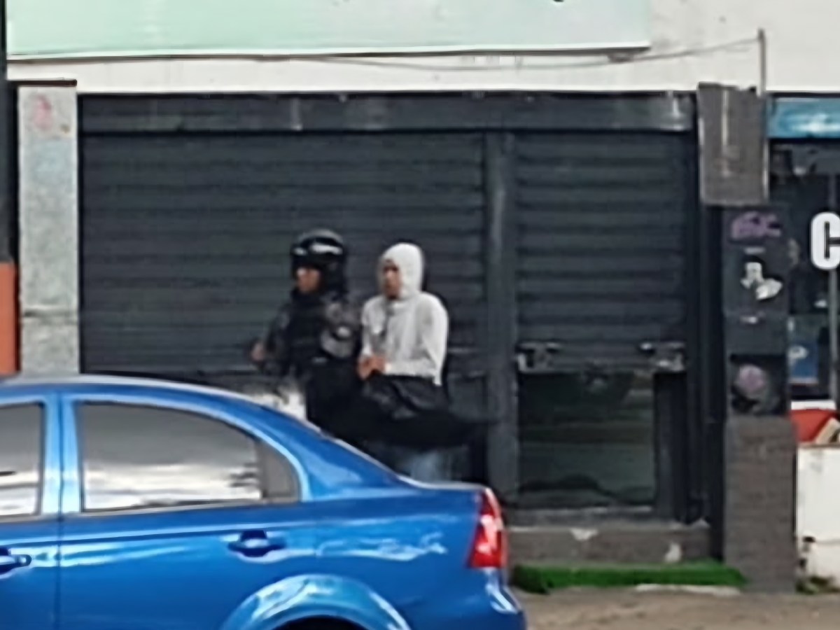 Valencia: sujeto vestido presuntamente con uniforme policial intentó robar un comercio y se&nbsp;entregó