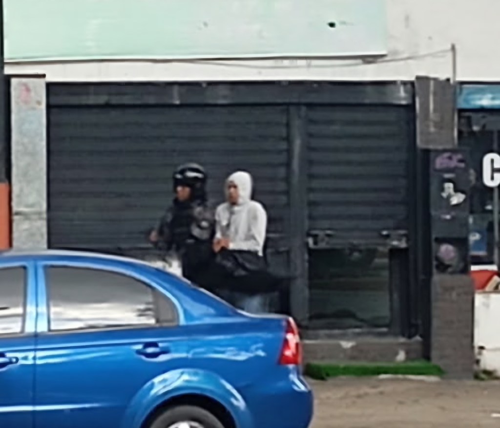 Valencia: sujeto vestido presuntamente con uniforme policial intentó robar un comercio y se entregó