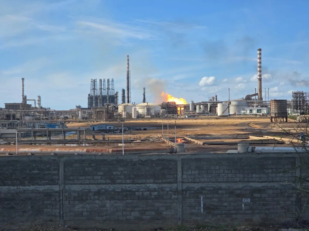 Reportan incendio en la Refinería Cardón, en Punto&nbsp;Fijo