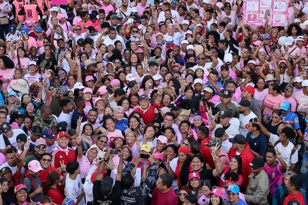 Mujeres venezolanas marcharon por la prevención del cáncer de mama en el marco del Mes Rosa